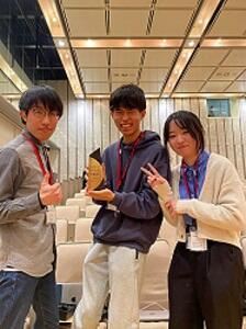 最優秀賞を受賞したチームシックスの3人(左が山元、右が春山)