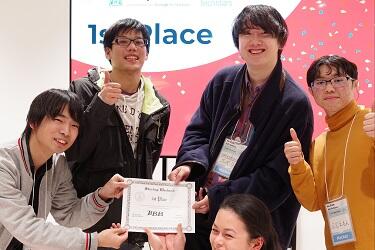 優勝を記念してチームBBBのメンバーとの写真(一番右が藤江)