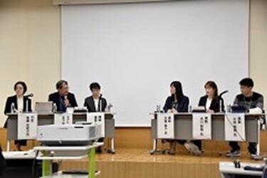セミナー時のステージ上の様子、左側にモデレーター2人、右側に発表者4人