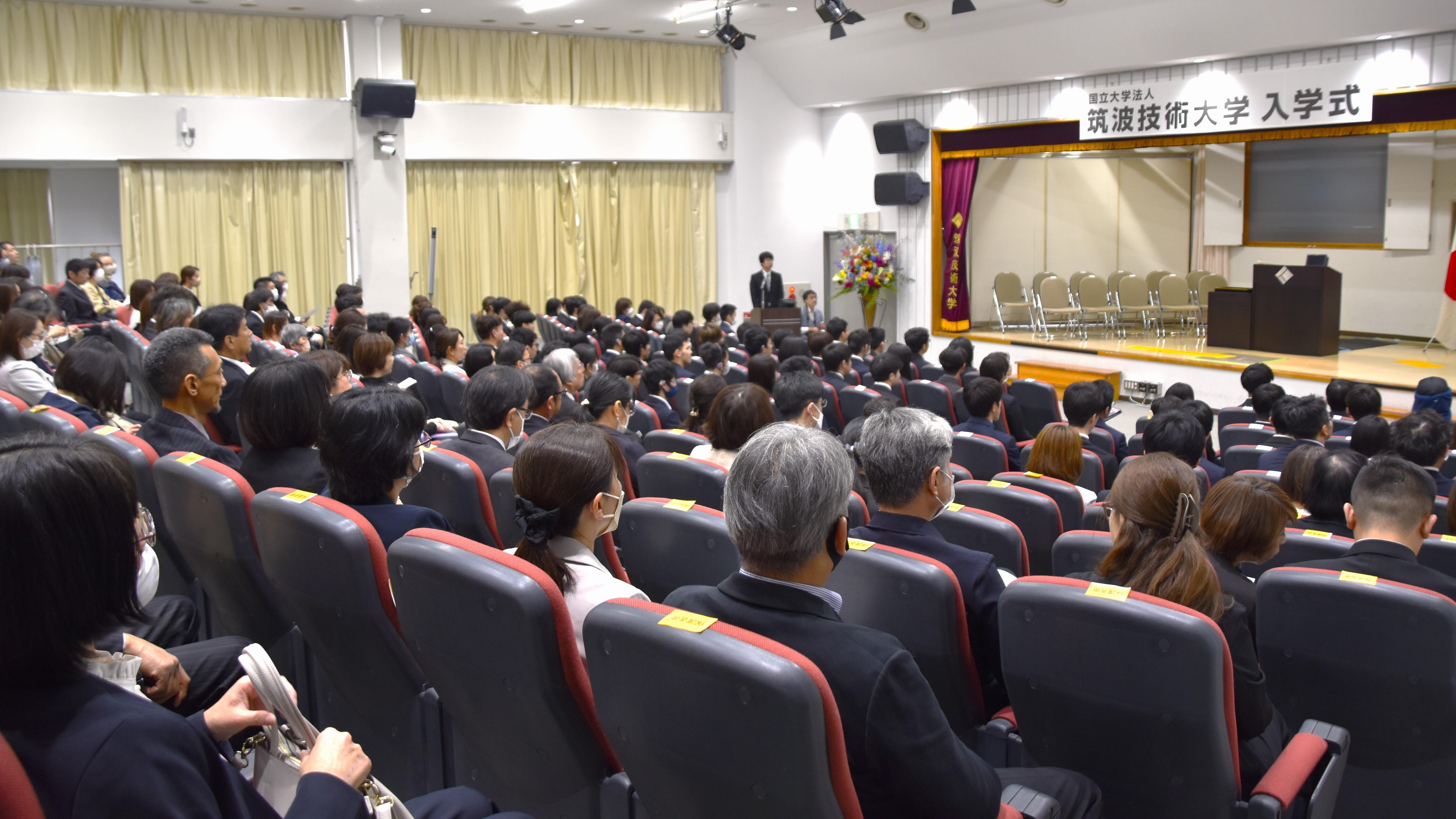 入学式会場を後ろから写した様子