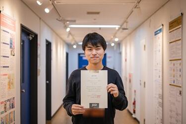 賞状を持つ田中さん