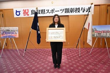 表彰状を持つやまさきさん