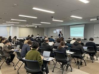 講演を聞く参加者一同