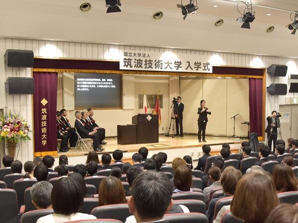 入学式会場を後ろから写した写真