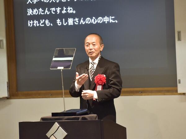 式辞を述べる石原学長
