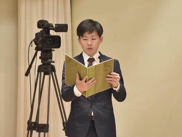保健科学部代表の入学宣誓を務めた福元さん
