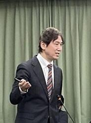 講演中の講師