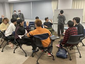 学生が話し合いをしている様子
