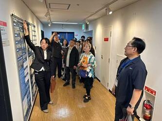 校舎内の廊下の展示を見て回っている