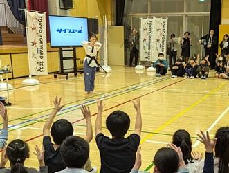 星野さんが小学生の前に立って話をしている様子