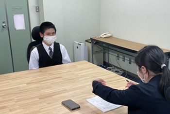 学生が取材を受ける様子