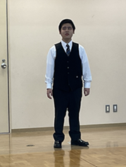 学生が歌唱する様子