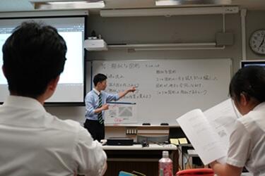 学生が模擬授業をしている様子