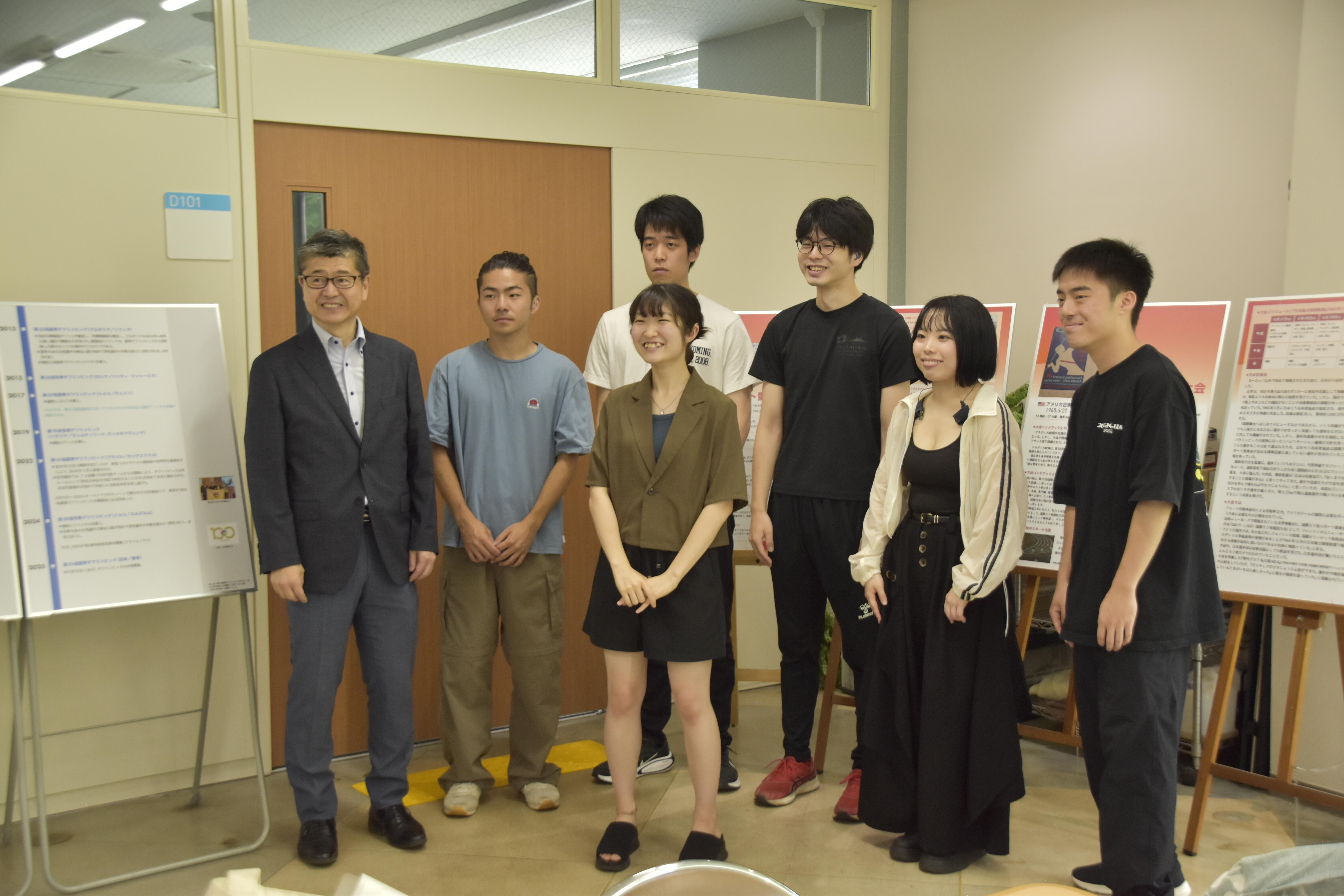 大杉教授と学生たちの集合写真