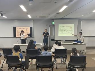 学生が講師役として子どもたちにレクチャーしている様子