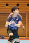 ハンドボールの試合中にボールを持って構えている産業技術学部 林選手