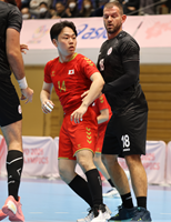 ハンドボールの試合中にコートの様子を伺う卒業生 加賀谷選手