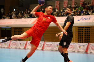 ハンドボールの試合中にシュートを決めようとしている卒業生 翁選手