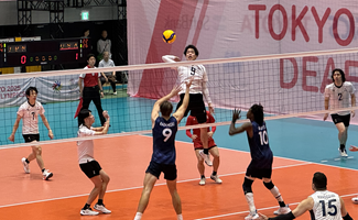 バレーの試合中にスパイクを打とうとする産業技術学部 大坪選手