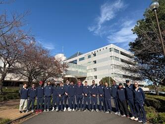 デフバスケチームが本学の前で記念写真