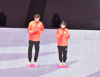 本学学生の星野萌選手と陸上の山田選手が国際手話で選手宣誓を行う様子