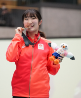 表彰式で銅メダルを噛んで笑顔でほほ笑む星野選手