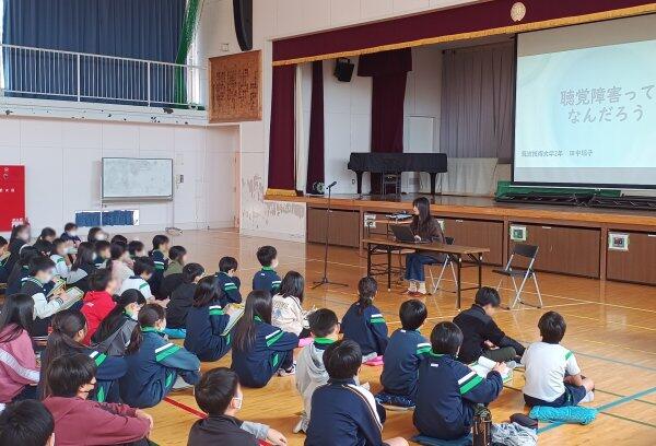 発表している様子。左の写真とは違う人物