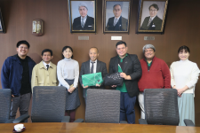 学長室に表敬された際の、本学学長及び平賀国際交流加速センター長、小林国際交流加速センター室員とデラサールカレッジ教職員との記念写真