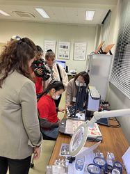 拡大読書器体験の様子