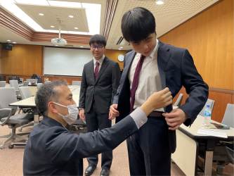 「身だしなみと着こなしセミナー」でスーツを確認する様子