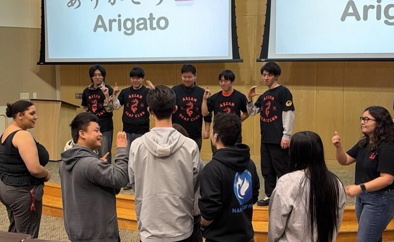 アジアンデフクラブでのイベントで交流している学生の様子