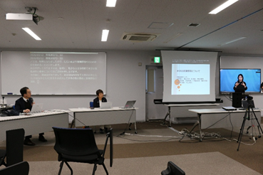 本学の教職課程の現状について説明する長南教授