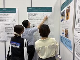 展示ブースで木村助教が研究を紹介する様子