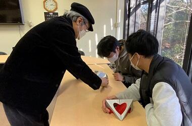 松尾先生と触形パズルに取り組む学生
