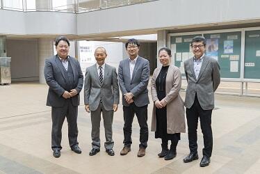 集合写真、左から藤平さん石原学長堀米さん瀬川さん大杉先生