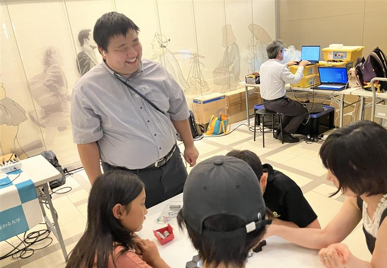 視覚障害者向けボードゲームを体験する様子