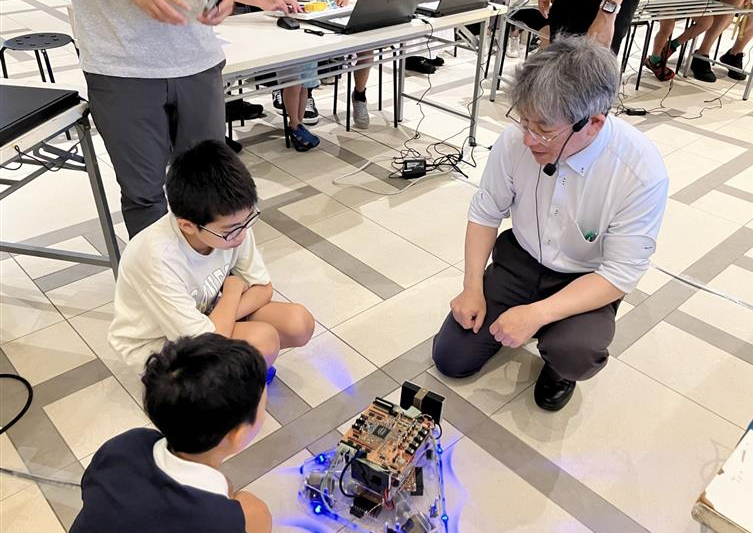 ロボットを動かす様子