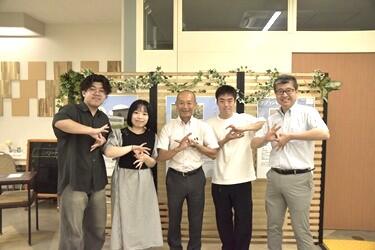 学長、大杉教授と学生らの記念写真