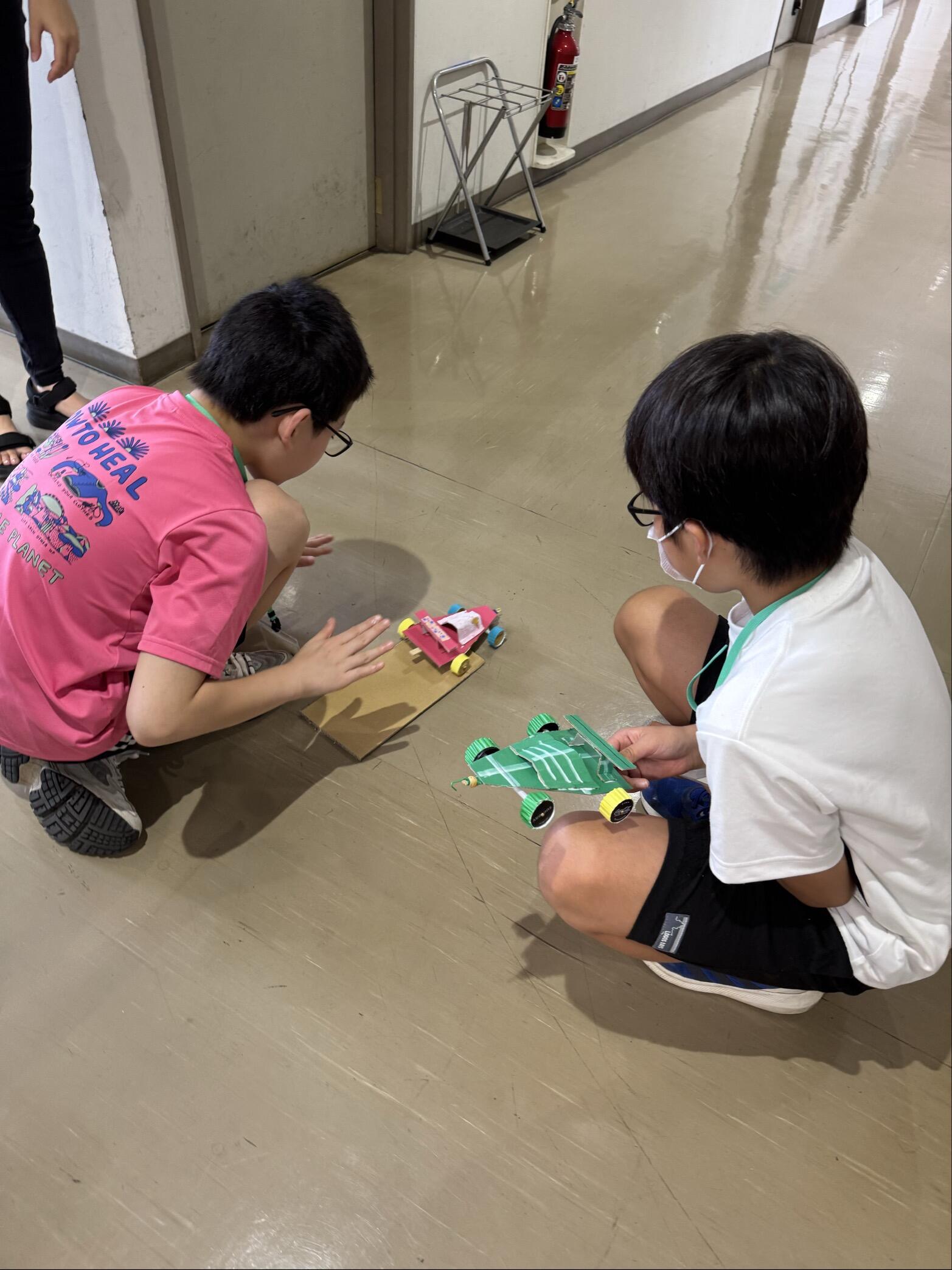 児童がレーシングカーを走らせる様子