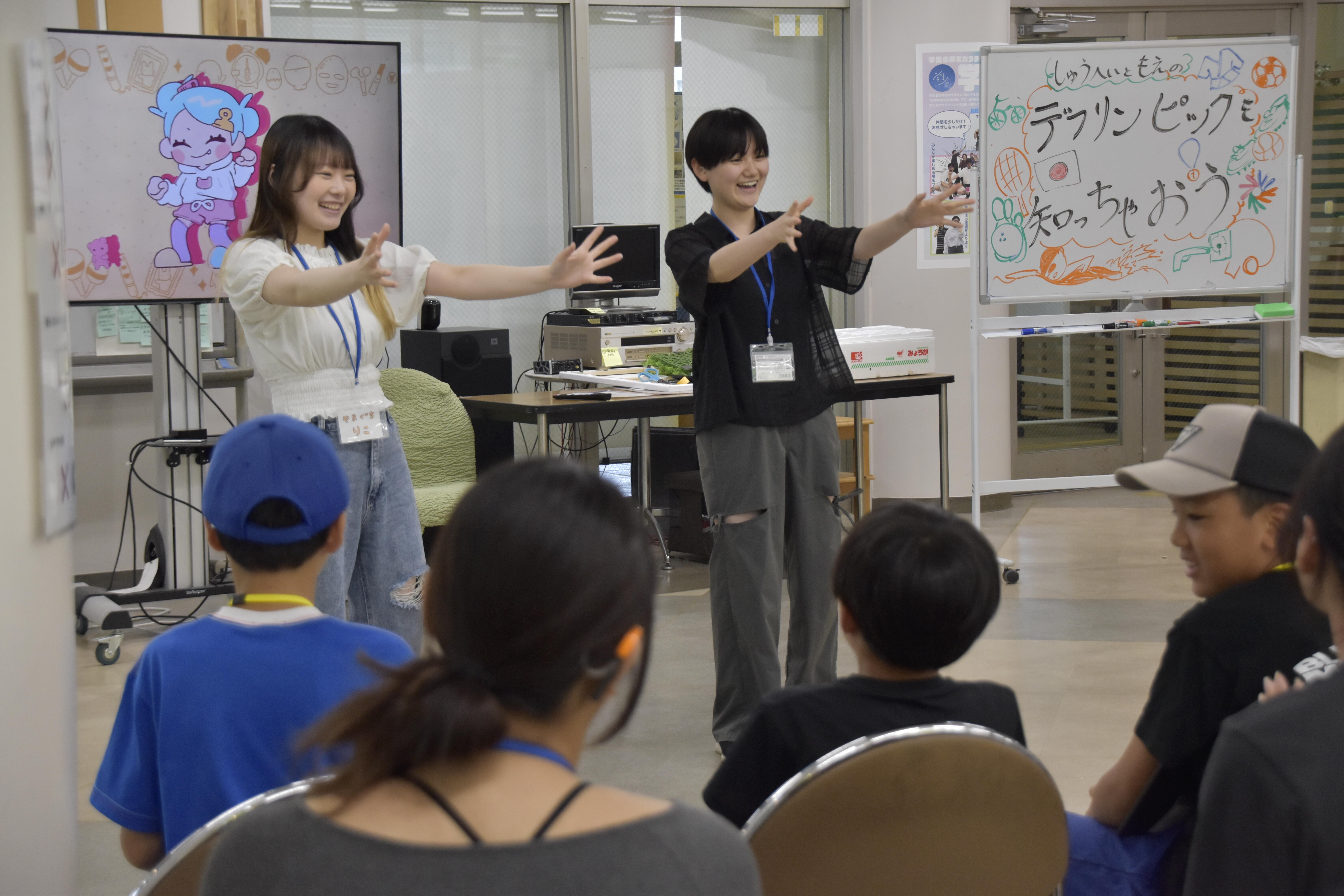 学生がデフリンピックについて講義をする様子