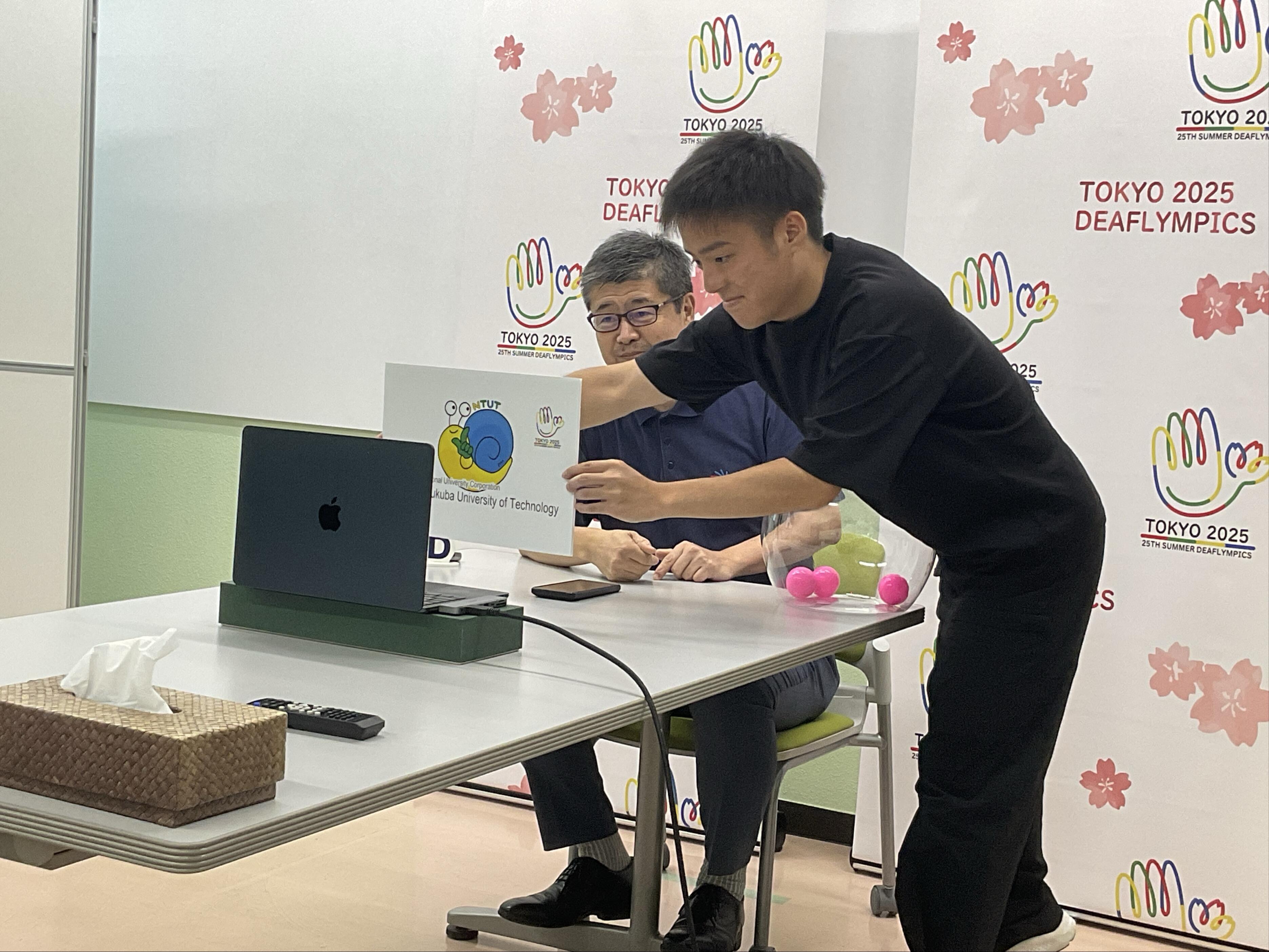 学生が本学について紹介する様子