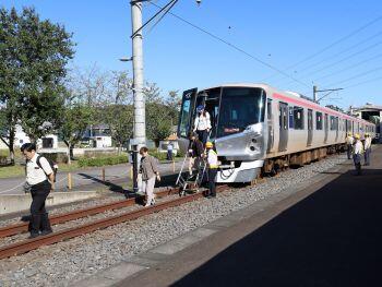 TXの車両前面の緊急用ドアから梯子で降り、線路の上を歩いて避難している様子
