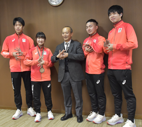 学長と選手の集合写真