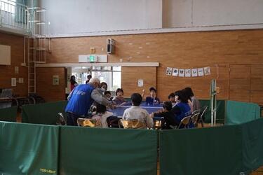 卓球バレーをやっている様子