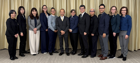 通訳者を含む両大学関係者の集合写真