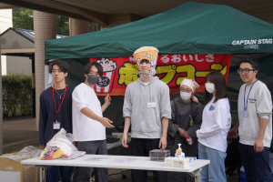 模擬店担当の学生の集合写真