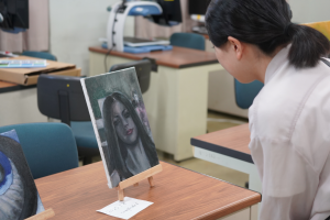 学生が描いた絵画を鑑賞する様子
