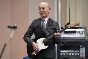 学長によるギター演奏の様子