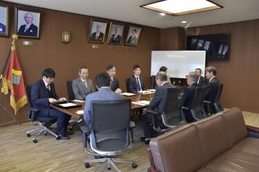 学長室での懇談の様子