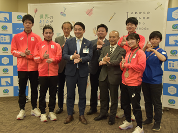 本学関係者全員と五十嵐市長の記念写真